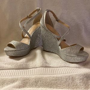 Jewel by Badgley Mischka silver glitter platforms size 5